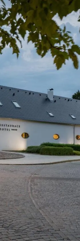 Hotel Panská Zahrada，位于Dobřichovice的酒店