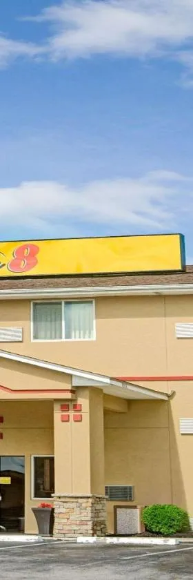 速8独立酒店，位于独立城的酒店