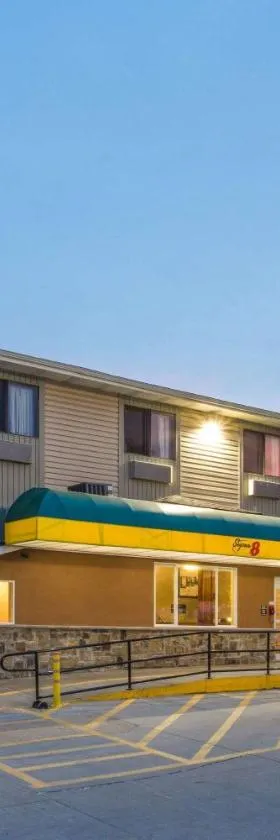爱荷华珊瑚村速8酒店，位于克拉尔维尔的酒店