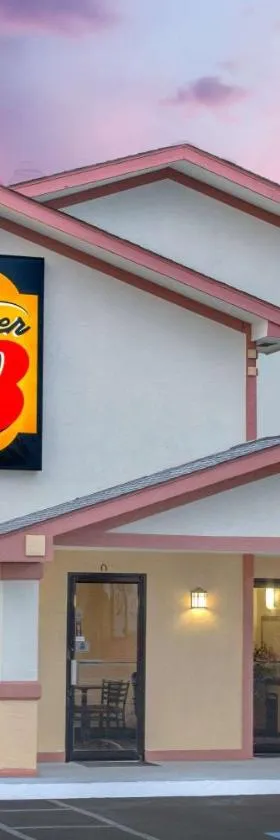 速8道格拉斯酒店，位于道格拉斯的酒店