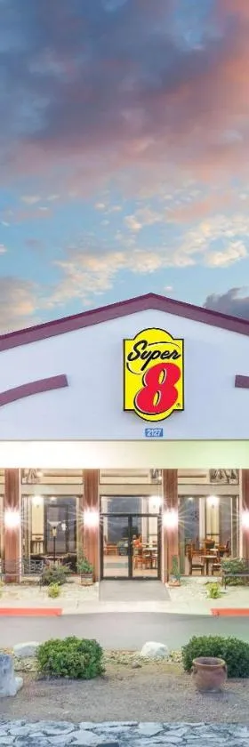 克尔维尔速8汽车旅馆，位于克尔维尔的酒店