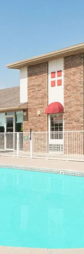 Boarders Inn and Suites by Cobblestone Lamar Missouri，位于Lamar的酒店
