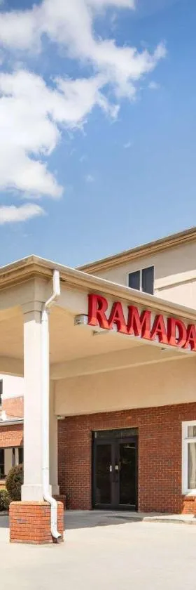 Ramada by Wyndham Alpharetta Atlanta North，位于阿尔法利塔的酒店