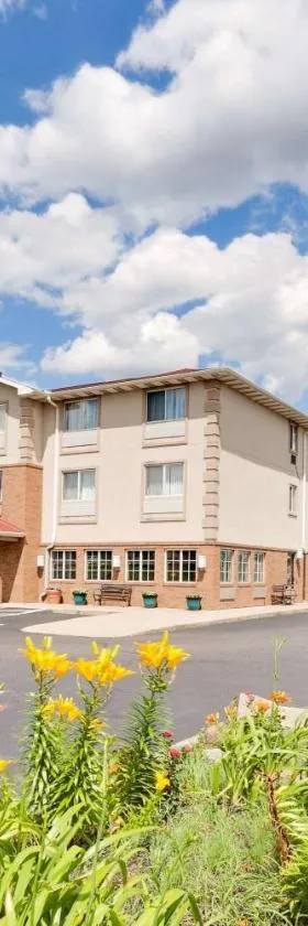 Super 8 by Wyndham Akron S/Green/Uniontown OH，位于Uniontown的酒店