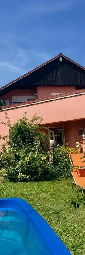 Balatonalmádi Apartmanház，位于巴拉顿诺尔马迪的酒店