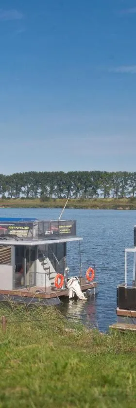 Houseboat，位于Błotnik的酒店