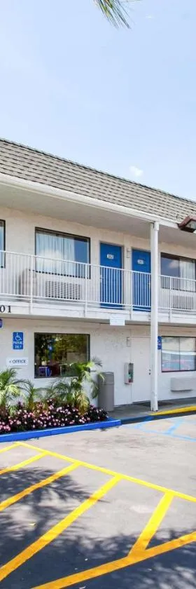 洛杉矶罗斯米德6号汽车旅馆，位于罗斯米德的酒店