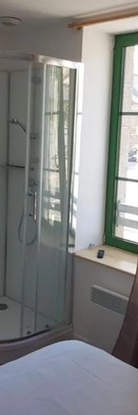 CHAMBRES / BEDROOM，位于普莱讷富热尔的酒店