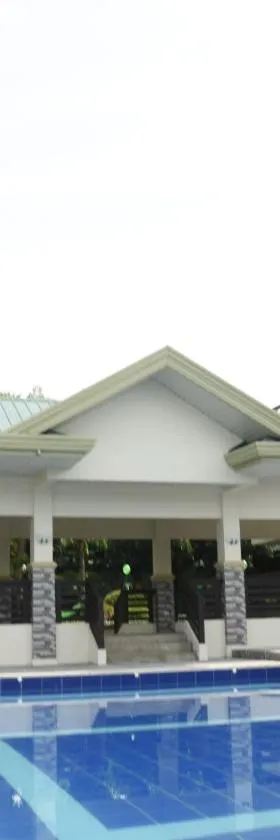Villa Esmeralda Bryan's Resort Hotel and Restaurant，位于Palayan City的酒店