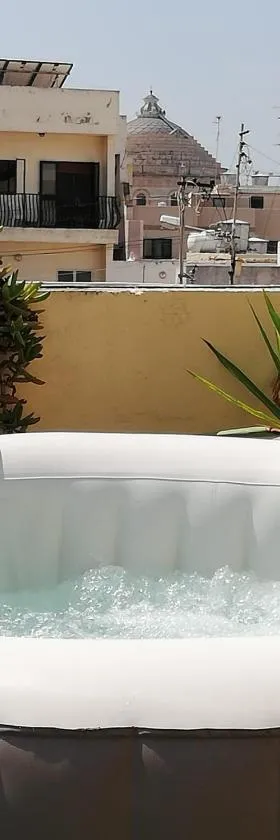 Studio apartment with private terrace, Jacuzzi & views，位于莫斯塔的酒店