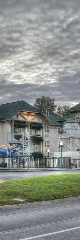 Lodge at Five Oaks Pigeon Forge - Sevierville，位于鸽子谷的酒店