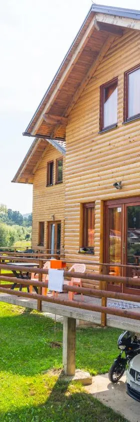 Holiday homes Piralo，位于Kostajnica的酒店