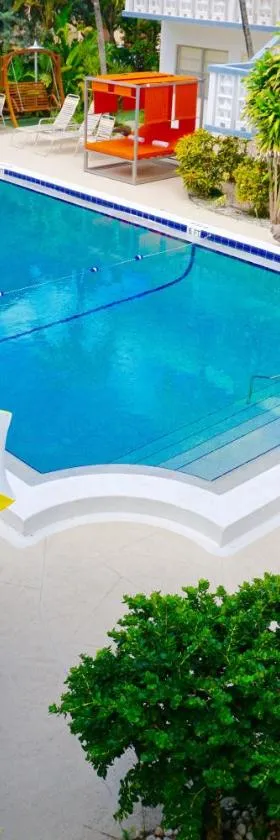 Club Lux Resort By The Beach，位于迪尔菲尔德海滩的酒店