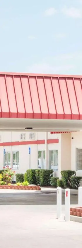 伊妮德华美达酒店，位于Enid的酒店