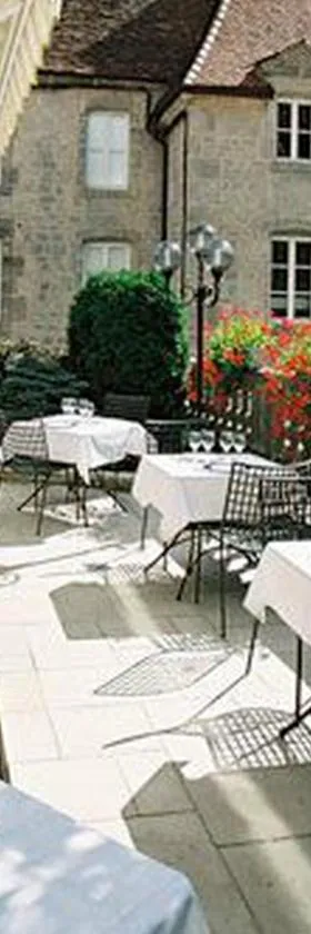 Logis Hôtel Le Cheval Blanc，位于朗格勒的酒店