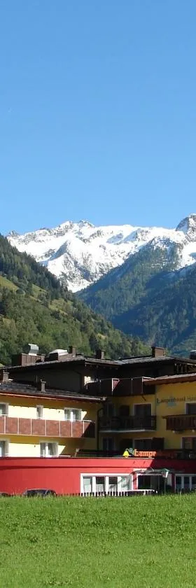 兰派霍索酒店兼餐厅，位于大格洛克纳山道旁富施的酒店
