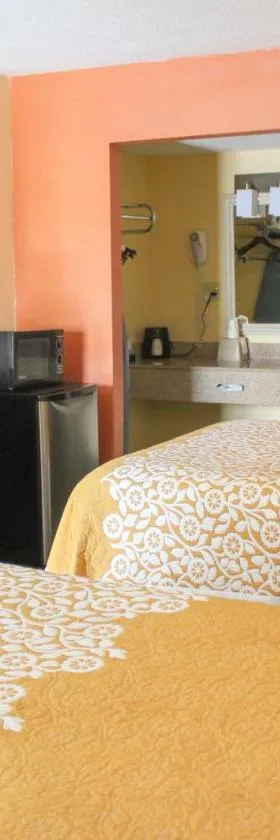 Rose Garden Inn & Suites Thomasville，位于托马斯维尔的酒店
