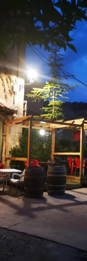 Hospedaje Rural Casa Parri，位于Poveda de la Sierra的酒店