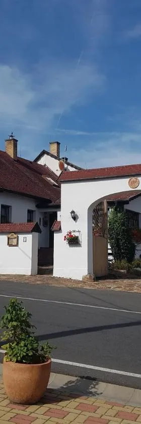 Hostinec Selský dvůr，位于Zbiroh的酒店