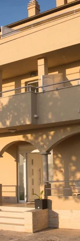 Apartments and Rooms Lux，位于塞尼的酒店