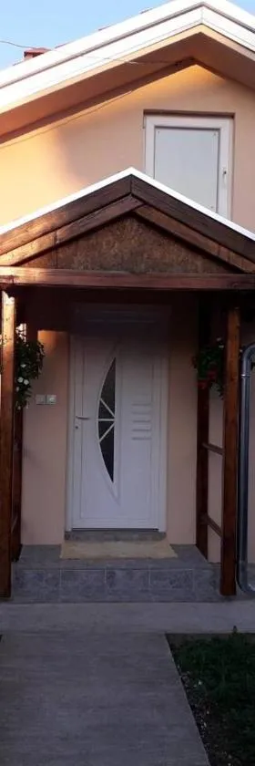 Airport apartment T&T，位于Surčin的酒店