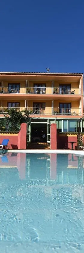 Hotel Cyrnea，位于卡尔维的酒店
