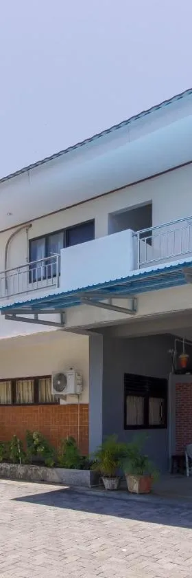 RedDoorz near Sam Ratulangi Airport Manado，位于美娜多的酒店