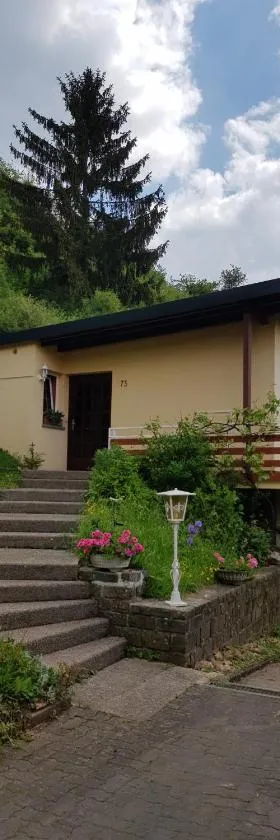 Ferienhaus Chalet Cottage Ourtalblick 2km von Vianden-Lux，位于Roth的酒店