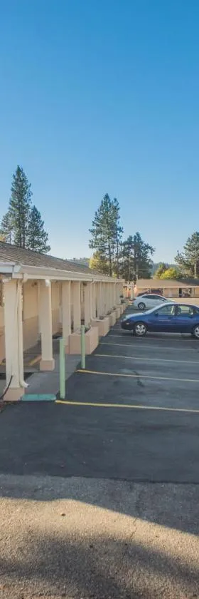 Shasta Pines Motel & Suites，位于Burney的酒店