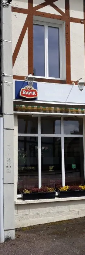 Hotel De La Gare，位于Sainte-Gauburge-Sainte-Colombe的酒店