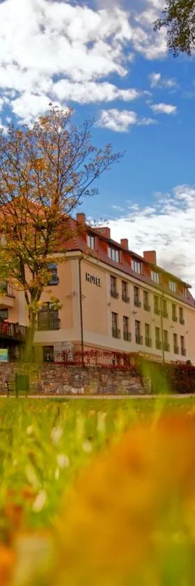 Hotel i Restauracja "Pod Orłem"，位于卡尔图济的酒店