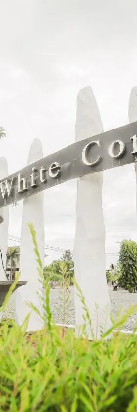 Bataan White Corals Beach Resort，位于莫龙的酒店