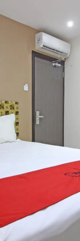RedDoorz near UNS Solo，位于梭罗的酒店