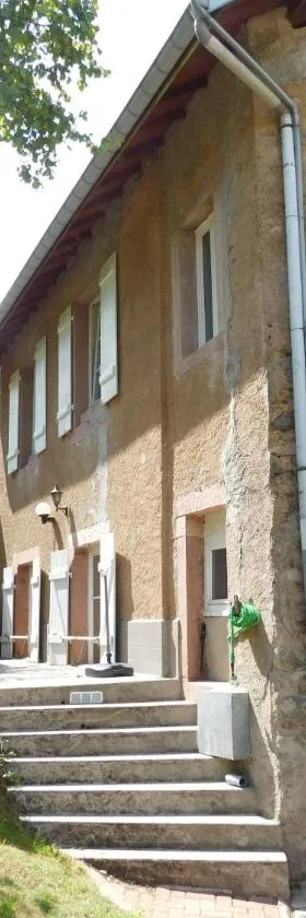 Gîte l'école est finie 6 personnes 4pièces，位于Lusse的酒店