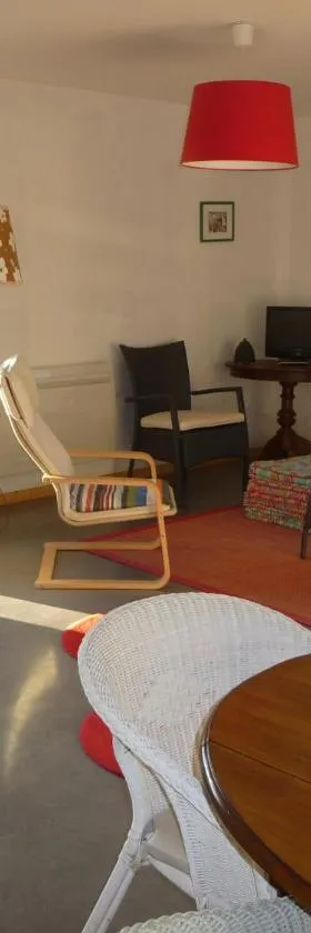 Splendide vue Pyrénées, Rez de jardin 2 chambres，位于Montjoie-en-Couserans的酒店