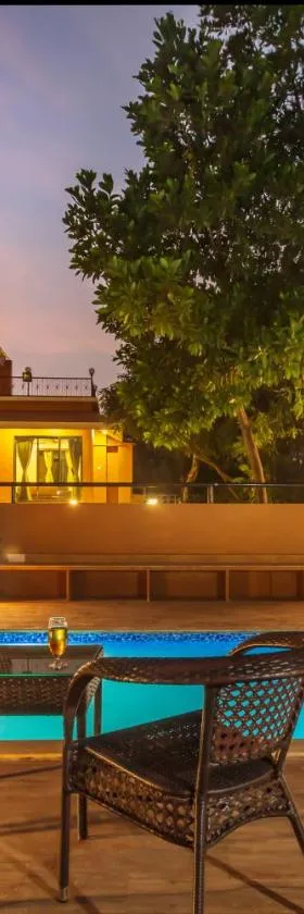 SaffronStays Ekaant, Vikramgad - party-perfect pool villa with spacious lawn，位于Pālghar的酒店