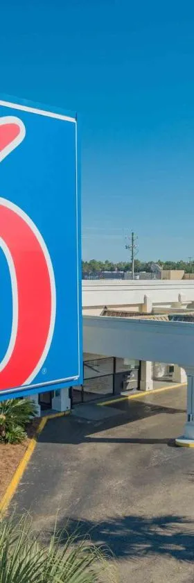 Motel 6-Saraland, AL，位于萨拉兰的酒店