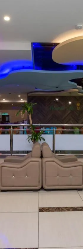 Hotel Holmes Gp，位于努沙再也的酒店