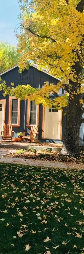 Eastside Guesthouse and Bivy，位于毕夏普的酒店