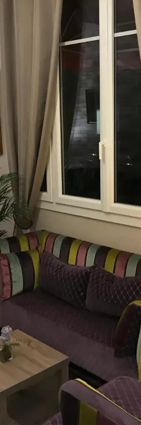 HÔTEL LES IRIS，位于莱桑德利的酒店