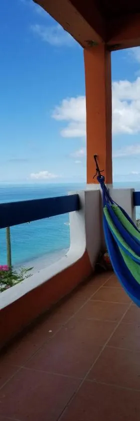 Orrie's Beach Bar and Hotel，位于Crab Hill的酒店