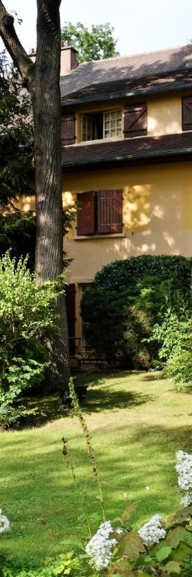 Cazaudehore, maison forestière de charme, restaurant gastronomique, terrasse ombragée et jardin，位于圣日耳曼昂莱的酒店
