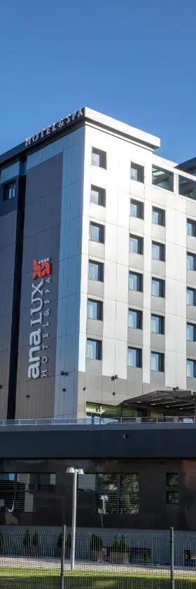 Hotel Ana Lux Spa，位于皮罗特的酒店