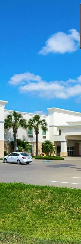 Quality Inn & Suites，位于罗布斯敦的酒店