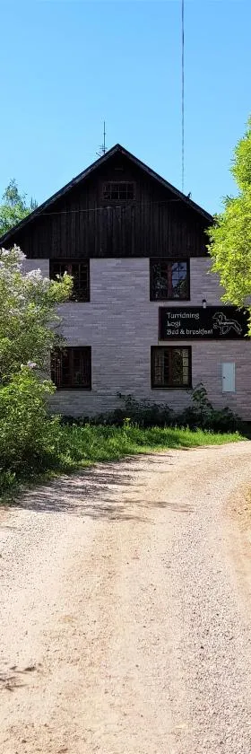 Vargheden B&B och trädgård，位于马隆的酒店