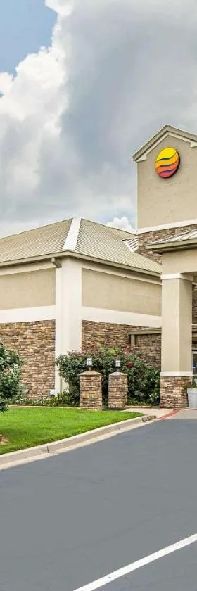Comfort Inn & Suites Greenwood near University，位于格林伍德的酒店