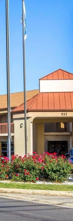 北克拉克斯维尔罗德威套房旅馆，位于克拉克斯维尔的酒店