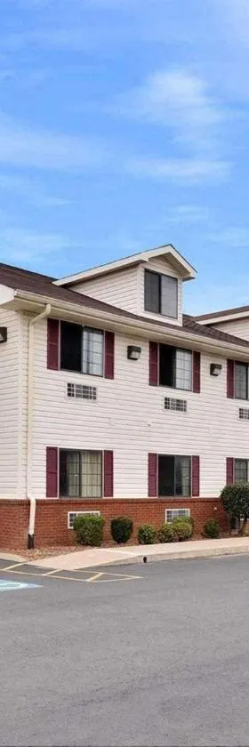 Econo Lodge Inn & Suites Shelbyville，位于谢尔比维尔的酒店