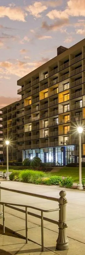 Coastal Hotel & Suites Virginia Beach - Oceanfront，位于弗吉尼亚海滩的酒店