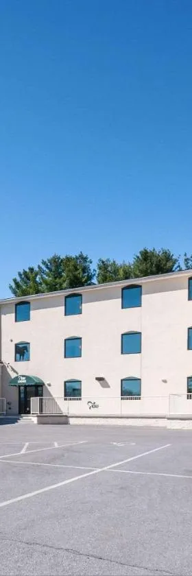Rodeway Inn & Suites，位于查尔斯镇的酒店